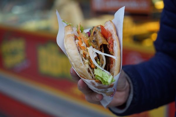 Podróżujący smak: kebab serwowany z food trucka