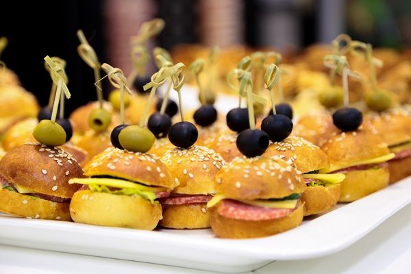 Niezapomniany Catering na Imprezę - Sekret Udanej Domowej Zabawy